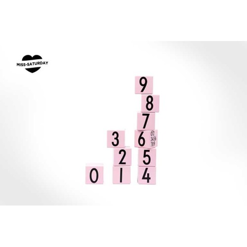 Cubos de madera cifras rosa