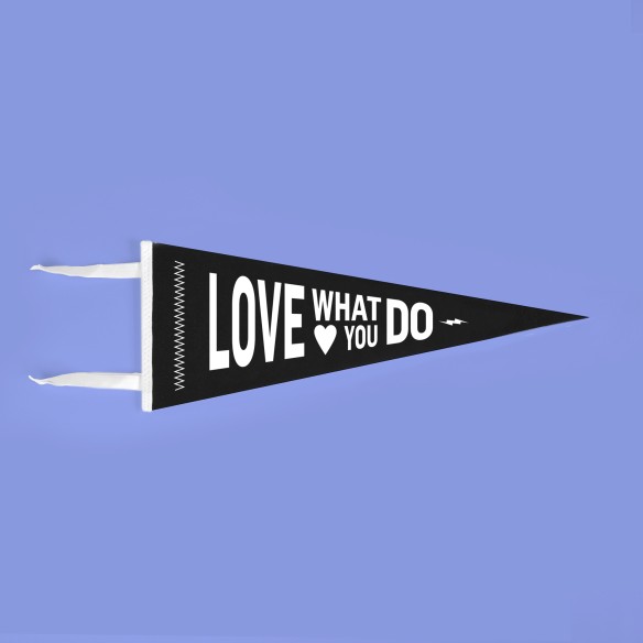 Banderín Love What You Do