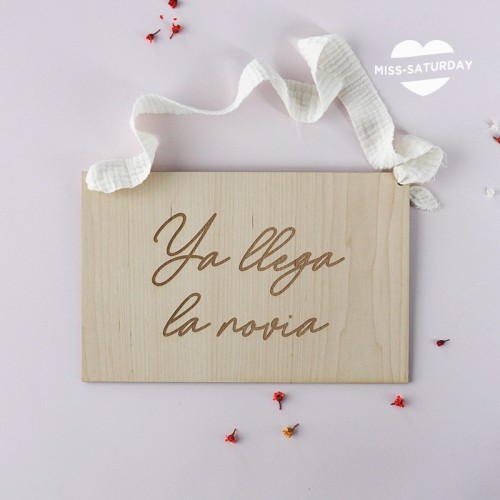 Cartel madera Ya llega la novia Cléo