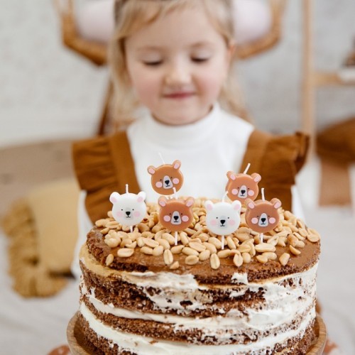 Tarta de cumpleaños para 1 año con figura de oso y topper dorado y vela