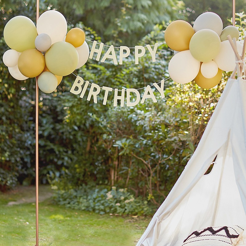 Guirnalda de globos salvia con abanicos de palma