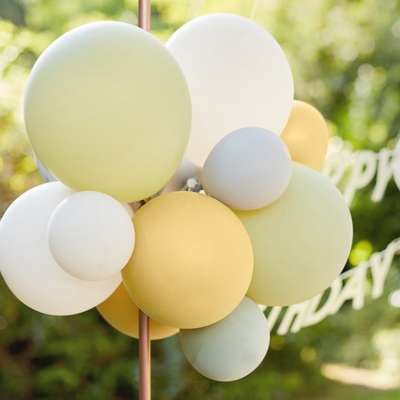 Guirnalda de globos salvia con abanicos de palma