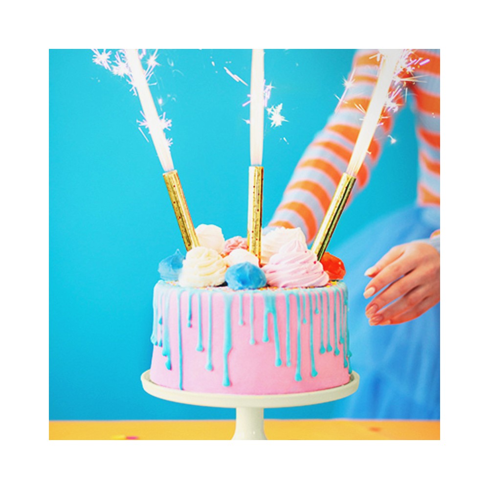 Un pastel de cumpleaños con bengalas y bengalas